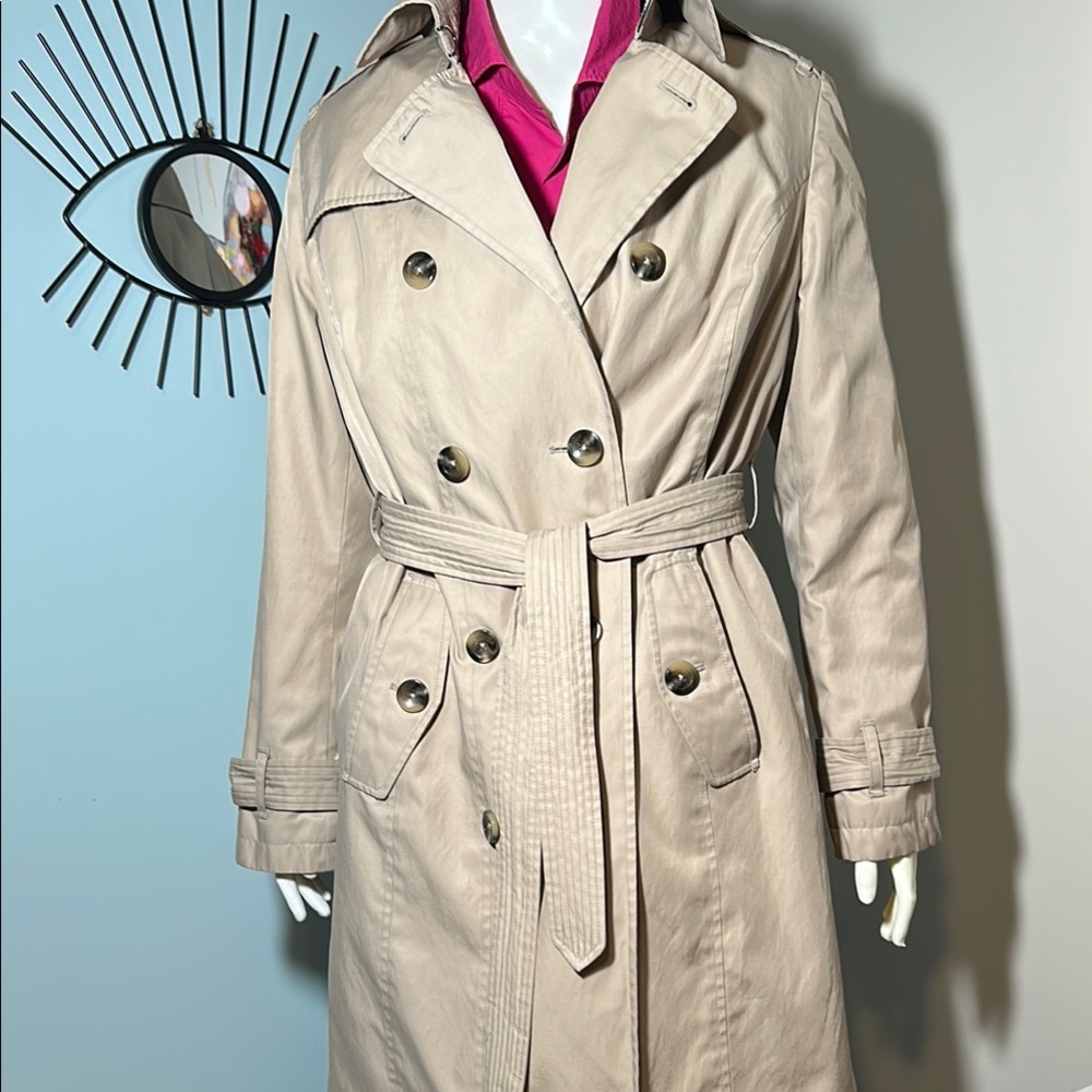 London Fog Tan Trench Coat with Wide Lapels and Epaulettes size Medium